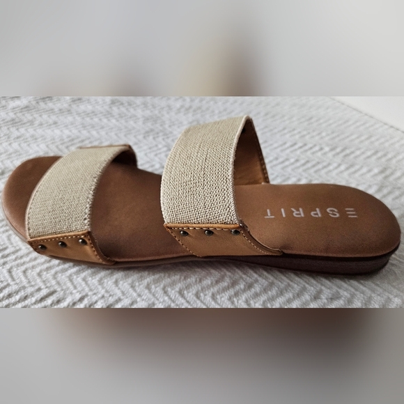 Easy Spirit Ladies Casual Slip-on Flat Sandal. Color is Taupe / Tan Size 8.5 - Picture 4 of 5